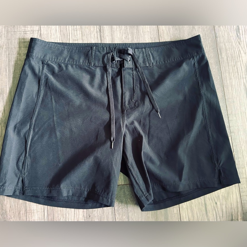 PRANA women’s size large black board shorts in like new condition